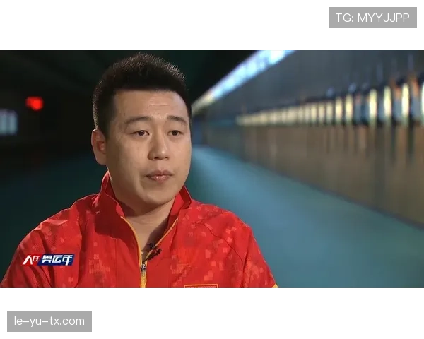 刷到庞伟遛狗的视频，狗的项圈比我房租还贵